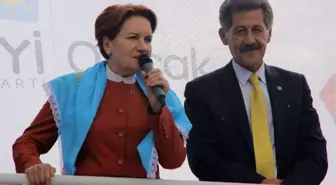 Akşener Yağmur Nedeniyle Mitingi Yarıda Kesti