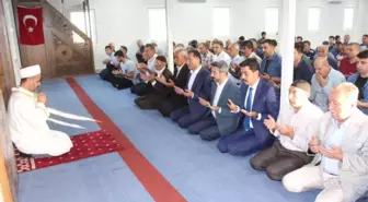 TBMM Başkanvekili Aydın, Bayram Namazını Depremzedelerle Birlikte Kıldı