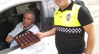 Polislerden Sürücülere Şekere İkramı