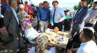 Başkan Karabacak, Vatandaşlara Karanfil Dağıttı