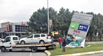 Dudullu'da Kontrolden Çıkan Otomobil Reklam Panosuna Çarptı: 1 Yaralı