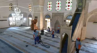 Muratpaşa'da Cami ve Mescitlere Düzenli Bakım