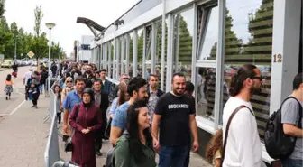 Polis, Seçmenler İçin Caddeyi Kapattı