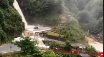 Rize'de Şelale Taştı, Yol Kapandı