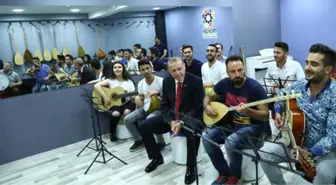 Erdoğan Mardin'de Miting Yorgunluğunu Gençlerle Türkü Okuyarak Attı