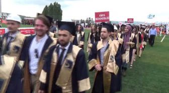 Biri 56, Diğeri 59 Yaşında Üniversiteden Mezun Oldu