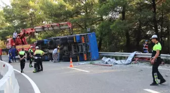 Kamyon Devrildi, Karayolu Trafiğe Üç Saat Kapandı