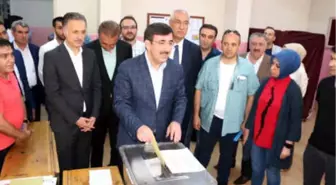 Ak Partili Yılmaz, Oyunu Annesi ile Beraber Kullandı