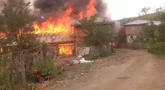 Kastamonu'da Halen Devam Eden Yangında Üç Ev Küle Döndü