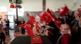 Fransa'daki Türklerden Bayram Havasında Seçim Kutlaması