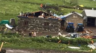 Kars'ta Şiddetli Fırtına Çatıları Yerinden Söktü