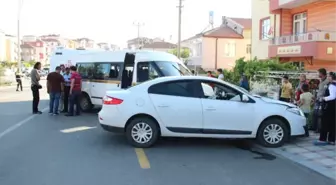 Otomobil ile Çarpışan Minibüs Yolun Karşı Şeridinde Başka Bir Otomobile Çarptı: 2 Yaralı