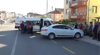 Otomobil ile Çarpışan Minibüs Yolun Karşı Şeridinde Başka Bir Otomobile Çarptı: 2 Yaralı