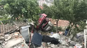 Freni Patlayan Kamyonet Evin Çatısına Uçtu: 1 Ölü