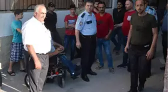 Kızlarını Kaçıran Suriyeliyi Dövüp, Polise Teslim Ettiler