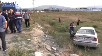 Kütahya'da Midibüs ile Otomobil Çarpıştı: 1 Ölü, 1 Yaralı