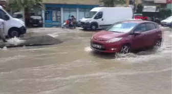 İzmir'de Sağanak Caddeleri Göle Çevirdi