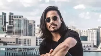 Nusret, Mekanına Gelen Misafirlerle Müslüm Gürses Şarkısı Söyledi