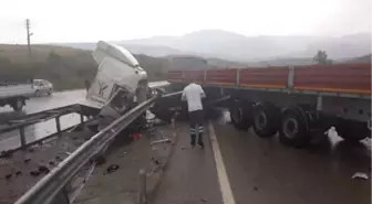 Önündeki Tır'a Çarpan Tır'ın Kabini Koptu: 2 Yaralı