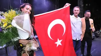 Otilia Türk Bayrağı Açtı