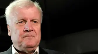 Almanya'da İstifa Tehdidinde Bulunan İçişleri Bakanı Seehofer'i Partisi Yalnız Bıraktı