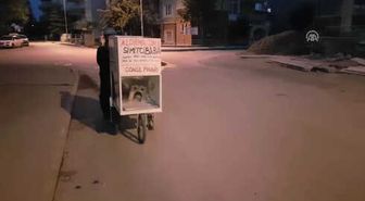 Duygularını Simit Arabasına Yazarak Anlatıyor