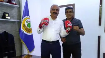 Adıyamanlı Sporcular Doğan'a Boks Eldiveni Hediye Etti