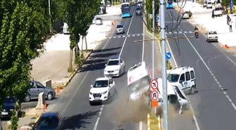 Ambulansın Karıştığı Zincirleme Kaza Kgs Kameralarına Yansıdı