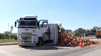 Burdur'da Tuğla Yüklü Kamyon Otomobille Çarpıştı: 3 Yaralı