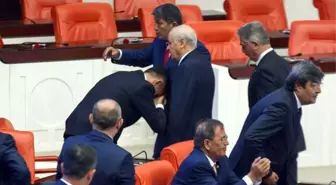 İyi Parti Milletvekili Bahçeli'nin Elini Öptü