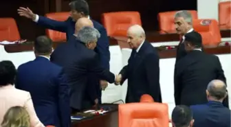 İyi Parti Milletvekili Bahçeli'nin Elini Öptü