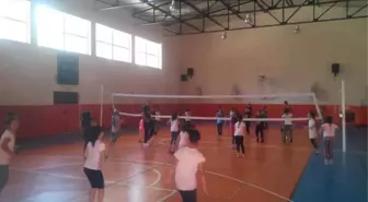 Yetenekli Minik Voleybolculara Antrenör Desteği