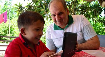 Kalp ve Akciğer Hastası Küçük Batın'ın Tablet Sevinci
