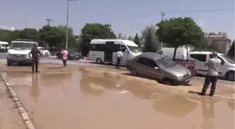 Afyonkarahisar'da Çöken Yola Otomobil Saplandı