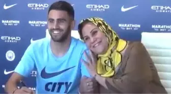 Manchester City'nin Yeni Transferi Riyad Mahrez, İmza Törenine Annesiyle Birlikte Çıktı