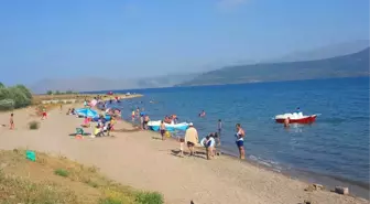 Sıcaktan Bunalanlar Kendini Van Gölü'nün Serin Sularına Bırakıyor
