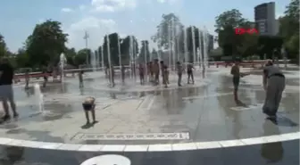İstanbul Sıcaktan Bunalan Çocuklar Fıskiyeye Akın Etti