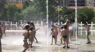 Sıcaktan Bunalan Çocuklar Fıskiyeye Akın Etti