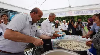 Adapazarı Belediyesi Şehitler İçin Pilav Dağıttı