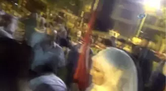 Nikah Masasından Demokrasi Nöbetine... Gelin ve Damat Nikahtan Çıkıp Alana Geldi