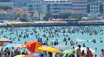 Çeşme'de Sıcaktan Bunalanlar Plaja Akın Etti, Denizde İğne Atsan Yere Düşmez