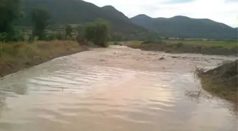 Tosya'da Şiddetli Yağmur Sonrası Köy Yolları Kapandı