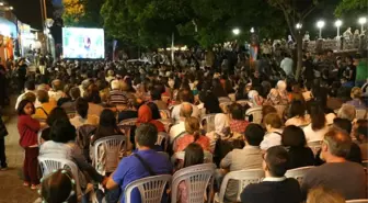 Adalar'da Yüzlerce Vatandaş Sokak Sinemasında Buluştu