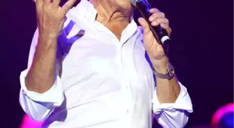 Erol Evgin Antalya'da Hayranlarına Nostalji Yaşattı