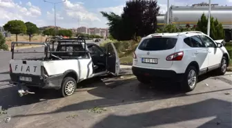 Lastiği Patlayan Pikap Karşı Şeritteki Otomobile Çarptı: 5 Yaralı