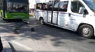 Adana'da Trafik Kazası: 2 Yaralı