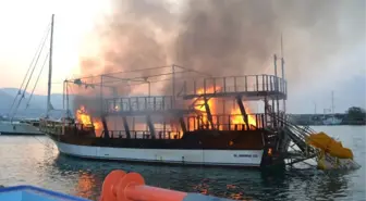 Mersin'de Tur Teknesi Alev Alev Yandı