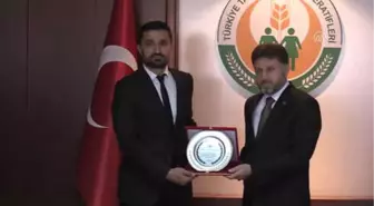 Poyraz'dan Tarım Kredi Personeli Selçok'a Plaket