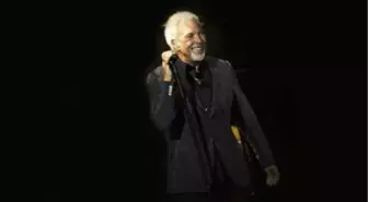 Tom Jones, Kulisin Zeminine Halı, Duvarına Siyah Perde İstedi