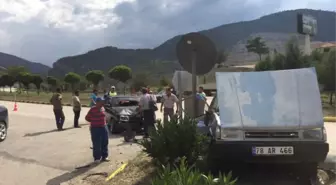 Karabük'te İki Otomobil Çarpıştı: 2 Yaralı